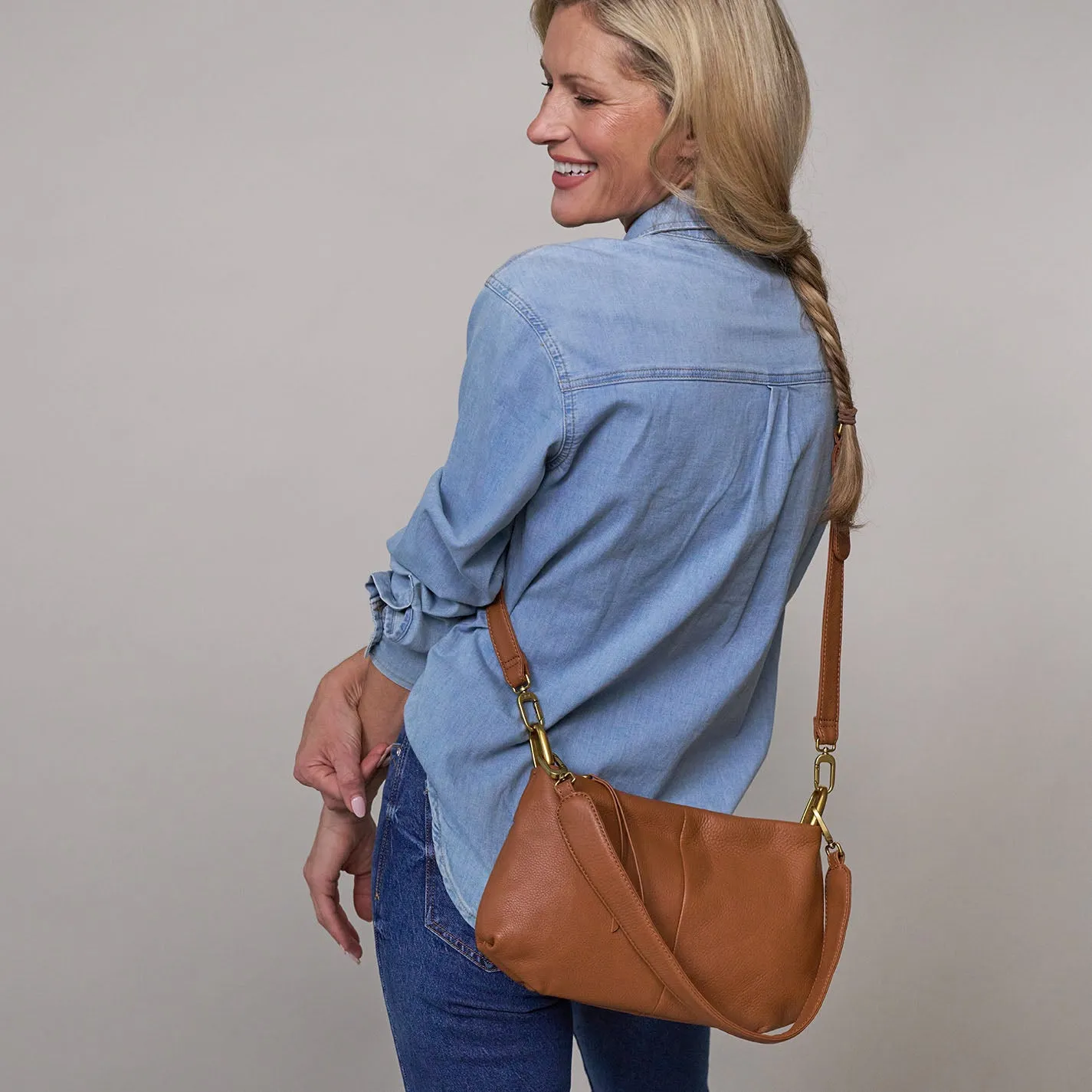 Advance Shoulder Bag In Pebbled Leather - Warm Honey